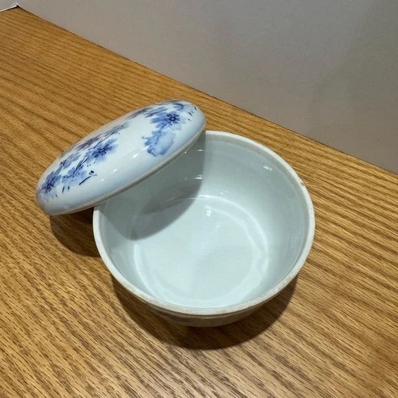 Vintage Blue Floral Ceramic trinket box with lid - Picture 5 of 7